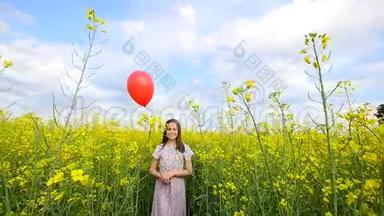 女孩站在田野，在天空中<strong>释放气球</strong>